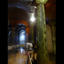 Die Säule, die angeblich an die Sklaven erinnern soll, die beim Bau der Zisterne umgekommen sind